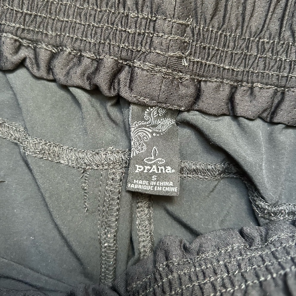 Prana Women’s Black Capri Pant with rouging on the sides size small - Picture 3 of 8